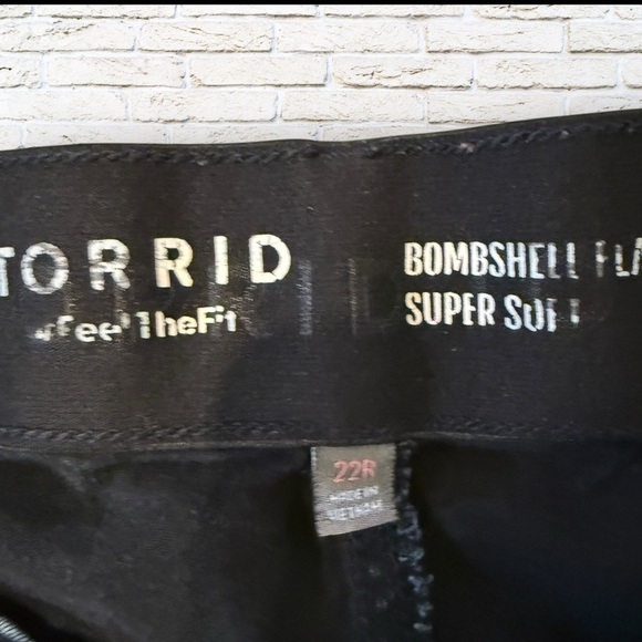 TORRID Bombshell Flare Cut Jeans Size 22 R - Picture 3 of 4